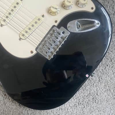 Silvertone Silvertone SSS Electric Guitar, Basswood Body and Maple Neck - Black image 12