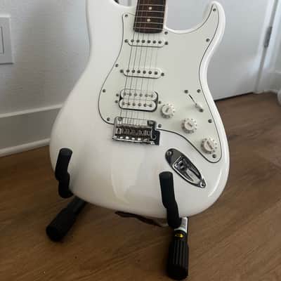 Fender Player Stratocaster HSS with Pau Ferro Fretboard 2023 - Present - Polar White image 2