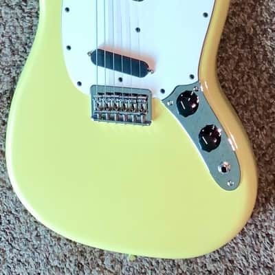 2024 Fender Player II Mustang Hialeah Yellow electric guitar hardhshell case image 1