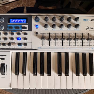 Arturia Keylab 25 - Keyboard Midi Controller - works - needs keys cleaned!