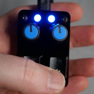 useMidi madMidiMiniClassic Acrylic 2025 with 2 Note Buttons 2 Potentiometers and LEDs image 6