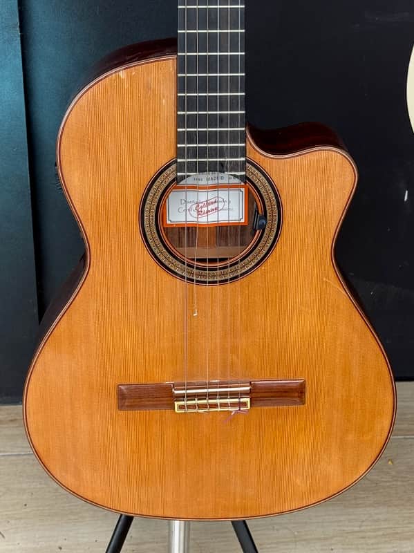 Jose Ramirez Estudio 2CWE Cutaway Electric 2007 a very user friendly model ready for your next Jazz Gig ! image 1