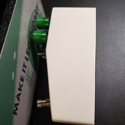 Warm audio Signature fluff drive 2025 - White with green knobs image 5