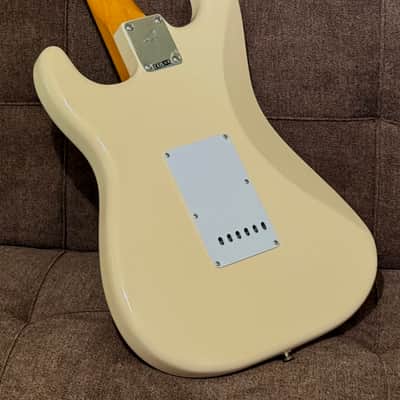Fender Vintera III Late '60s Stratocaster with Fender Deluxe Gig Bag and Case Candy - 2025 Model in Olympic White image 6