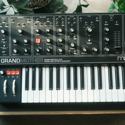 Moog Grandmother Dark 32-Key Semi-Modular Analog Synthesizer 2020 - Present - Black / Black Panel
