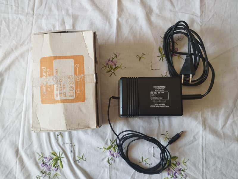 Roland ACG-220 power adapter - Black image 1