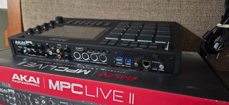 メルヘン村　MPC LIVE II サンプラー Akai MPC Live II Standalone Sampler / Sequencer | Reverb
