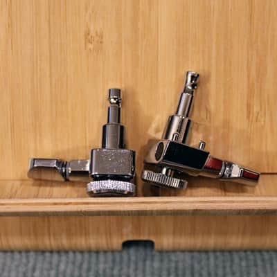 Fender Deluxe Locking Staggered Guitar Tuners, Chrome 1.7 x 10 x 4.5 inches 2020s - Chrome image 3