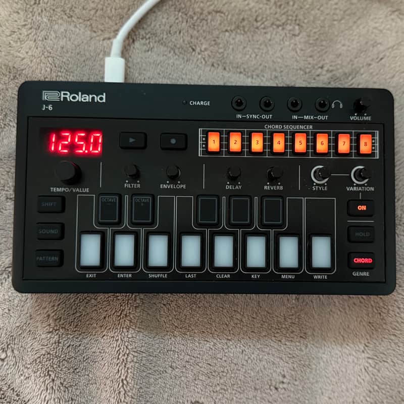 Roland J-6 AIRA Compact Chord Synthesizer 2022 - Present - Black image 1