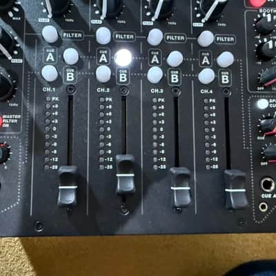 Playdifferently Model 1.4 4+2 Channel Analog Mixer - Black image 2