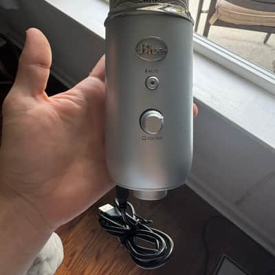 Blue Yeti Studio USB Mic Recording System Pack 2010s - Silver image 3