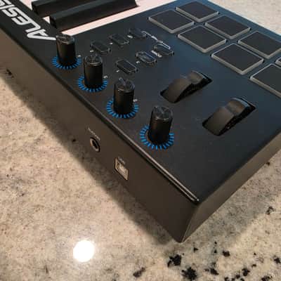 Alesis V49 49-Key USB MIDI Controller with Beat Pads 2017 - 2022 - Black image 2