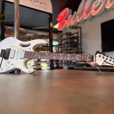 Ibanez JEMJR-WH Steve Vai Signature with Rosewood Fretboard 2015 - 2017 - White image 1