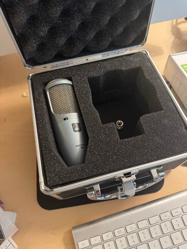 AKG Perception 200