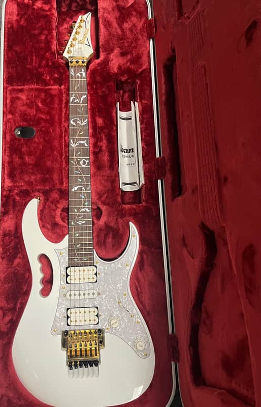 ibanez jem 7 dizmazio pick ups, floral print inlays w/scalloped frets image 1