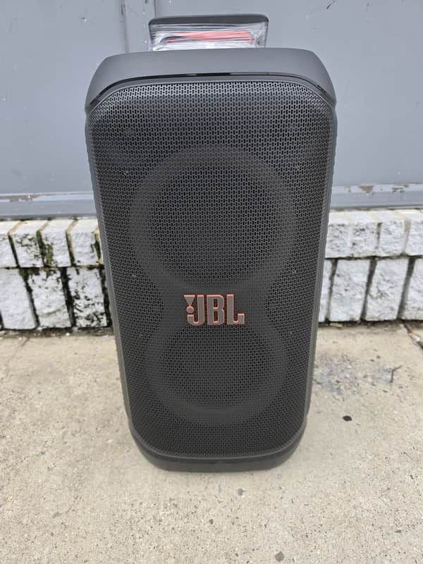 JBL PartyBox Stage 320 - Portable Party Speaker with Telescopic Handle & Wide, Sturdy Wheels, Powerful Pro Sound, Futuristic lightshow, Splash Proof (Black) imagen 1