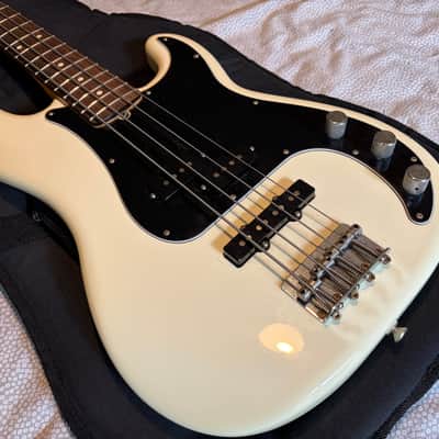 Fender American Professional Precision Bass with Rosewood Fretboard 2017 - 2019 - Olympic White image 1
