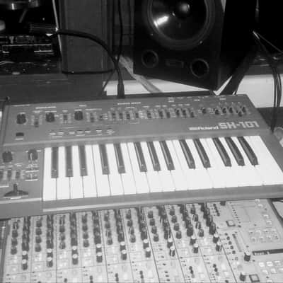 Roland SH-101 32-Key Monophonic Synthesizer - Gray image 2