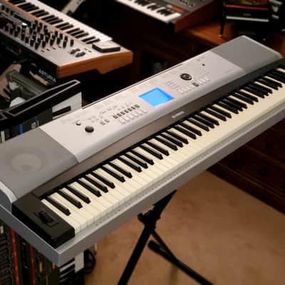 MUST SEE!!! YAMAHA DGX 520 (YPG 525) SEMI-WEIGHTED 88-KEY DIGITAL PIANO IN AMAZING CONDITION!