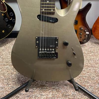 Stinger SSL by Martin & Co. Pearlescent Gold Electric Guitar image 2