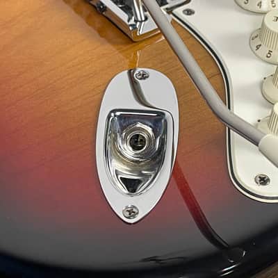 Fender American Series VG Stratocaster with Maple Fretboard 2007 - 2009 - 3-Color Sunburst image 16