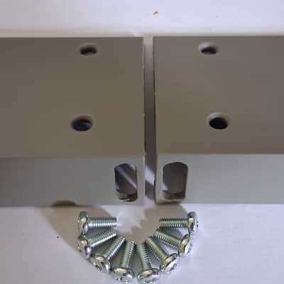 Rack ears to fit Akai S700  / VX90 + screws Akai sampler