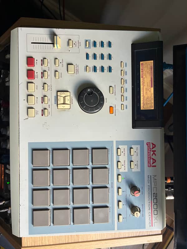 Akai MPC2000XL MIDI Production Center 2000 - 2005 - Grey image 1