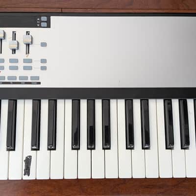 Novation 61SL MkII MIDI Controller Keyboard - Excellent Condition image 9