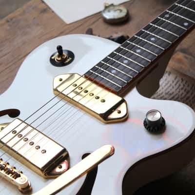 EPIPHONE "Limited Edition Wildkat Royale Bigsby Pearl White" 3, 69 KG image 7