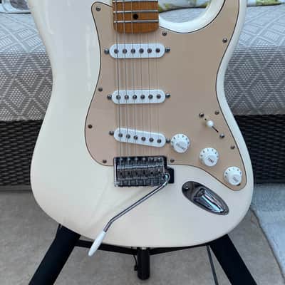 Fender Standard Stratocaster with Maple Fretboard 2014 - Arctic White image 1