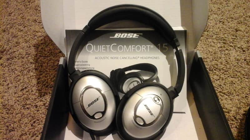 Bose QC15 Noise Canceling Headphones image 1