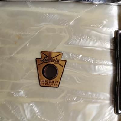 Ludwig No. 900 Super Classic 5.5x14" 8-Lug Snare Drum with P-87 Strainer, Keystone Badge 1960 - 1966 - White Marine Pearl image 9
