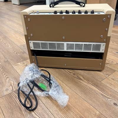 Carr Skylark 12-Watt 1x12" Guitar Combo Creme/Coco Finish image 6