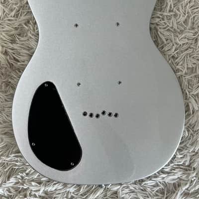 Silvertone 1303 Classic Solid Body Single Cut Electric Guitar, Silverburst -Bstk image 9