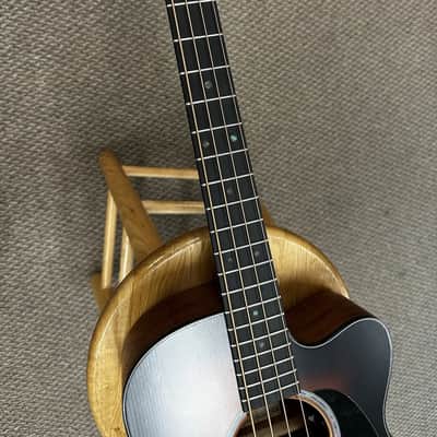 Martin 000C Jr-E Bass Junior Short Scale Acoustic/Electric Burst w/ Case image 6