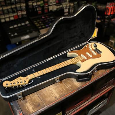 Fender American Deluxe Stratocaster V-Neck with Maple Fretboard 2004 - 2010 - Honey Blonde image 4