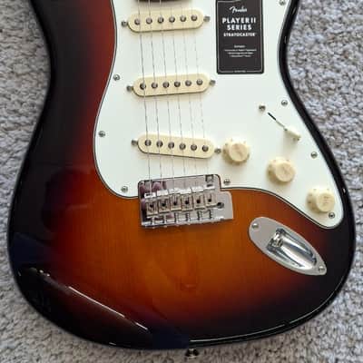 Mint Fender Player II Stratocaster, Rosewood Fingerboard, 3 Color Sunburst - MIM image 3