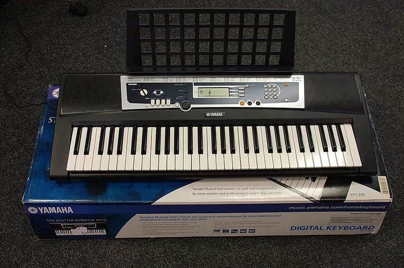 YAMAHA YPT-210 PORTABLE KEYBOARD, Inc: Box, Manual and Music Rest (SN:WBQO06767) image 1