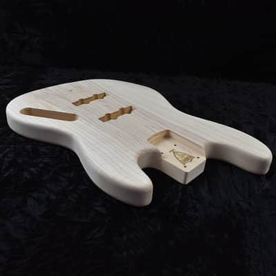 J Bass Style Body - 2 Piece Basswood with 2 Piece Ash Top - Weight: 4 lbs 10 oz - 2.5" Heel Width to fit 1.5" Nut Width Necks Bild 3