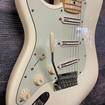 Left-Handed Fender American Standard Stratocaster with Maple Fretboard 2008 - 2016 - Olympic White image 8