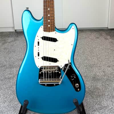 Fender Vintera '60s Mustang with Pau Ferro Fretboard - Lake Placid Blue image 2