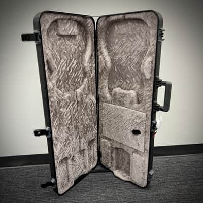 Fender Deluxe Molded Strat®/Tele® Case, Black image 2