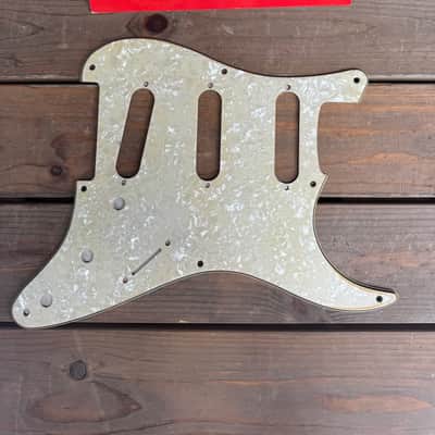 Real Life Relics Oyster Pearl 57 Style Stratocaster® Pickguard 8 Hole 3 Ply    [PGAQ1]