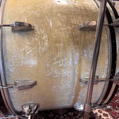 Ludwig No. 980 Super Classic Outfit 9x13 / 16x16 / 14x22" Drum Set (3-Ply) with Pointed Blue/Olive Badges 1969 - 1976 - White Marine Pearl image 10