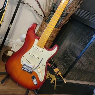 Fender RARE Fender VG Deluxe Stratocaster 2008 - Faded Cherry Burst image 2