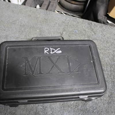 MXL 990/ Condenser Mic with Case and One Mount image 9