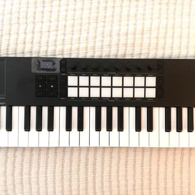 Novation Launchkey 37 MKIV MIDI Keyboard Controller 2024 - Present - Black image 1