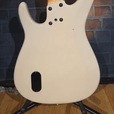 Peavey USA Axcelerator Plus 4-String Bass Vintage White image 16