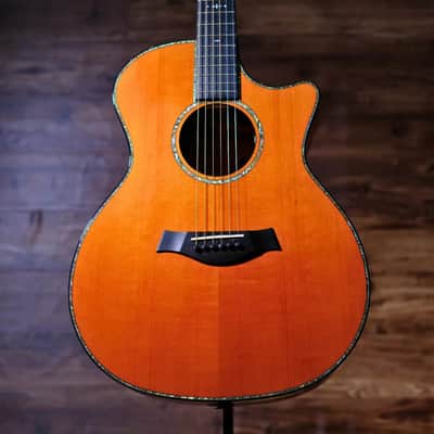 Taylor Custom Grand Auditorium 2022 - Natural image 1