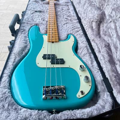 Fender American Professional II Precision Bass with Maple Fretboard 2020 - Present - Miami Blue image 2